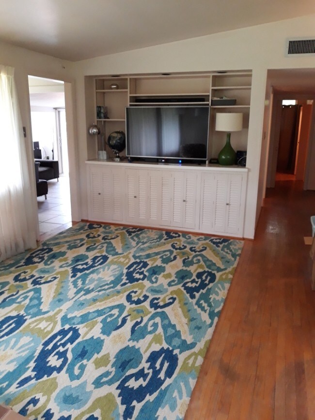 Foto del edificio - 3014 Lakeshore Dr