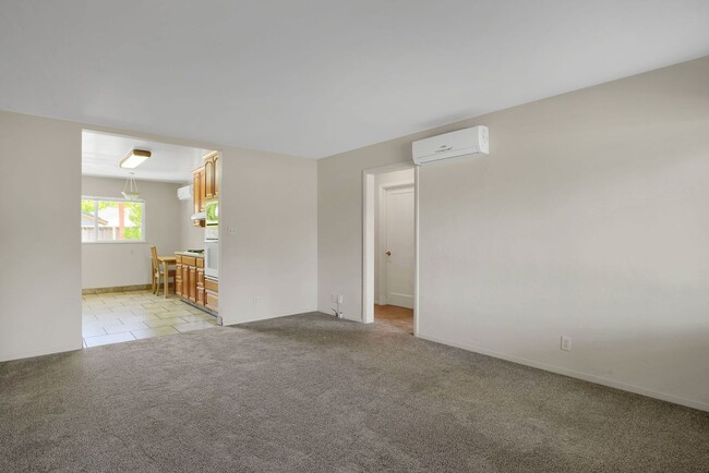 Building Photo - Charming 2 Bed 1 Bath Duplex Unit with Beautifully Landscaped Backyard