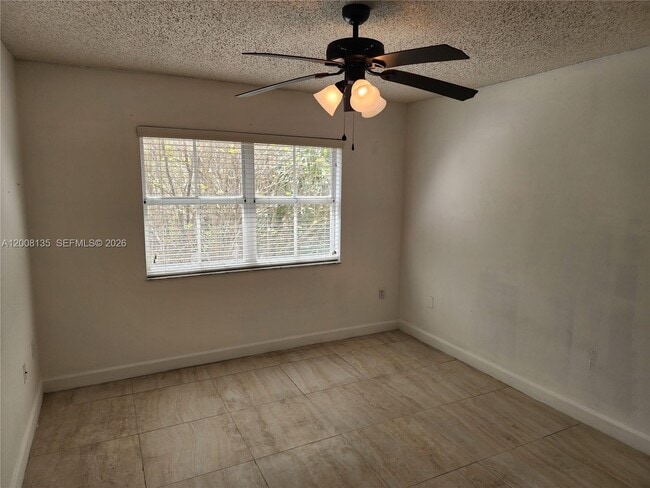Foto del edificio - 2451 Centergate Dr