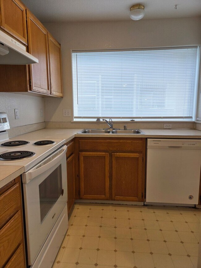 Building Photo - 811 Blueberry Ln