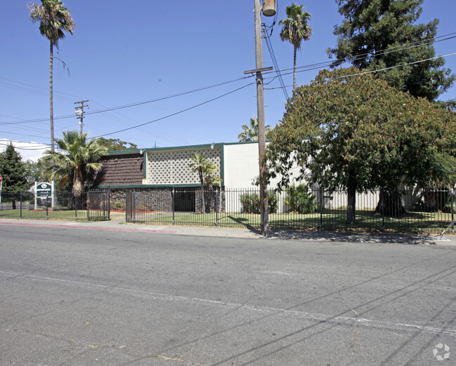 Foto del edificio - Rosewood Garden Apartments