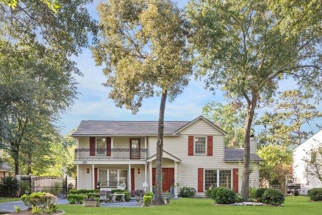 Foto del edificio - 718 Garden Oaks Blvd