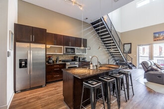 Building Photo - 1002 W Lake St