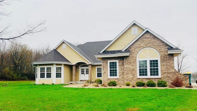 Building Photo - W209N11385 Reger Ct