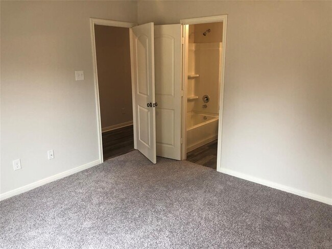 Building Photo - 2048 3rd St