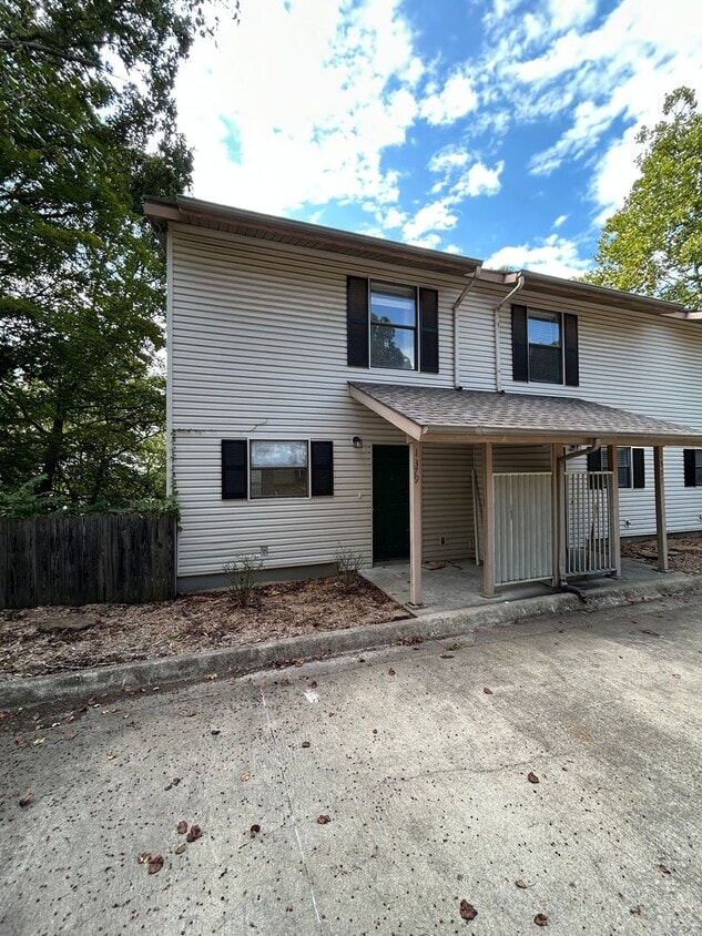 1/2 OFF 1ST MONTH RENT! Modern 3-Bed, 2.5-Bath Townhome with Granite Kitchen & New Appliances! - 1/2 OFF 1ST MONTH RENT! Modern 3-Bed, 2.5-Bath Townhome with Granite Kitchen & New Appliances!