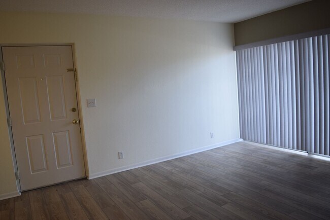 Building Photo - Updated 2 bed 2 bath condo in Midport II