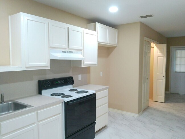Foto del edificio - 1818 Rodd Field Rd