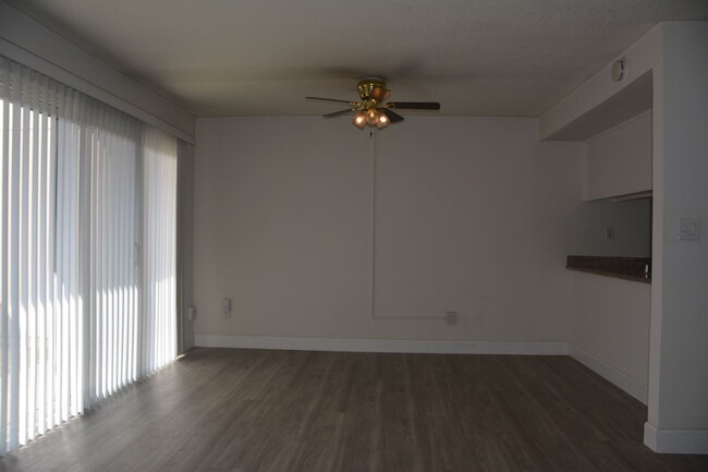 Foto del edificio - Antioch 3 bedroom, 1 1/2 bath, 2 story tow...