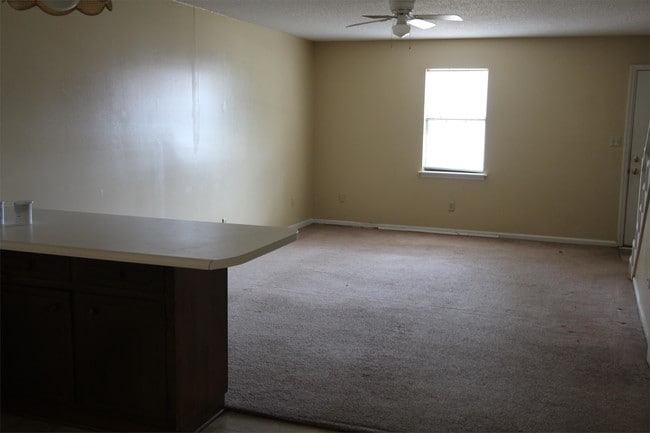 Building Photo - 2703 Doncaster Dr