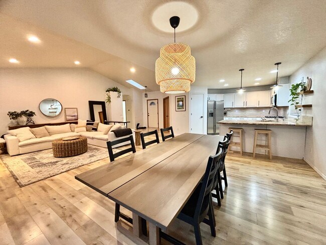 Building Photo - Beautifully Updated 3 bedroom Home with Op...