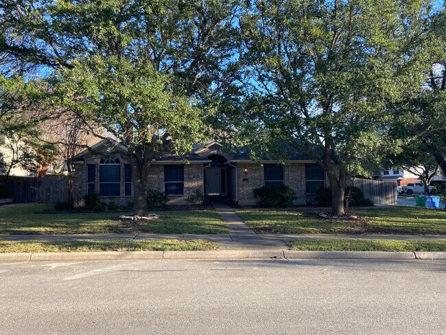 Building Photo - 907 Clarence Bohl