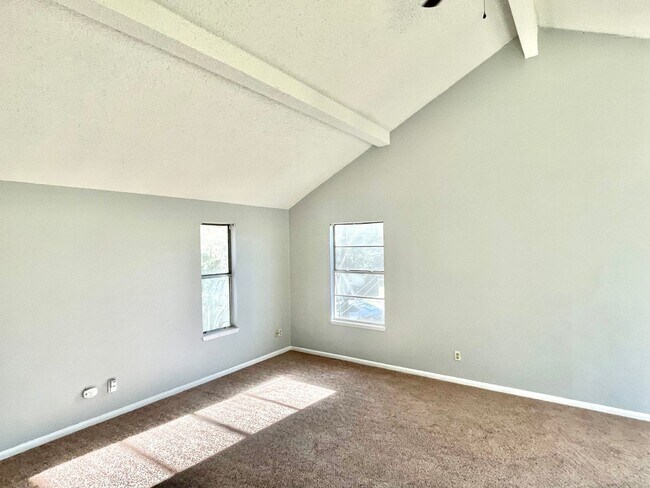 Building Photo - Upstairs Duplex in Southwest Austin!