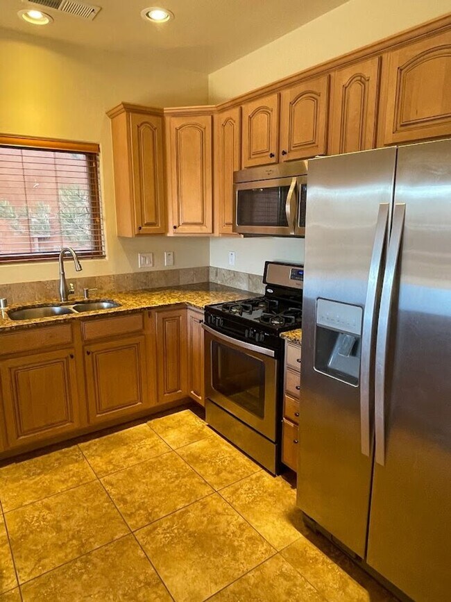 Building Photo - Tierra de Zia 3 Bdr, 3 bath Townhome with ...