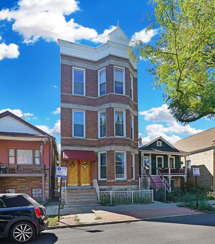 Primary Photo - 2121 W Superior St