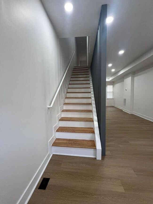 Building Photo - 3 bedrooms 2 bathrooms, 21218