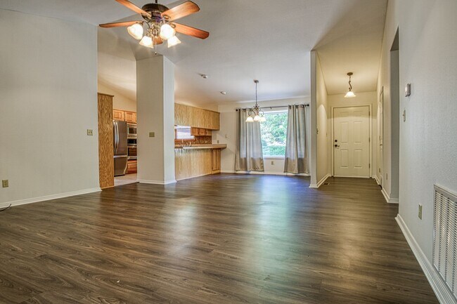 Foto del edificio - This beautiful home is located in a quiet private neighborhood and perfect for a serene living at...