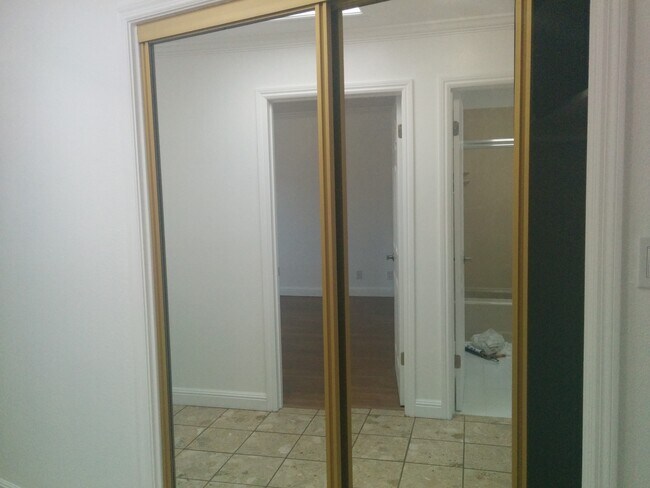 Building Photo - UPDATED LUMINOUS APT WITH PARKING AT GLEN ...