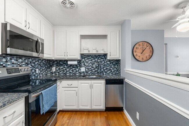 Foto del edificio - 32 Whitman Rd