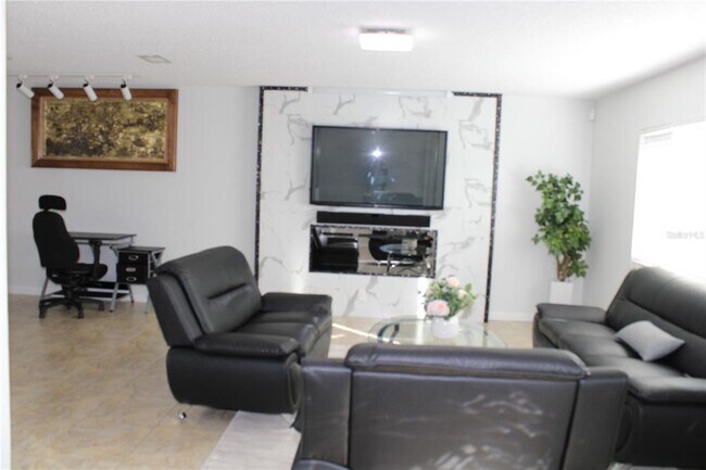 Foto del edificio - 7655 Cardiff Ct N