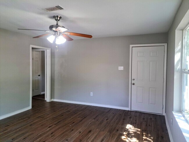 Building Photo - 4 bedroom, 2 bath home, Handicap accessible