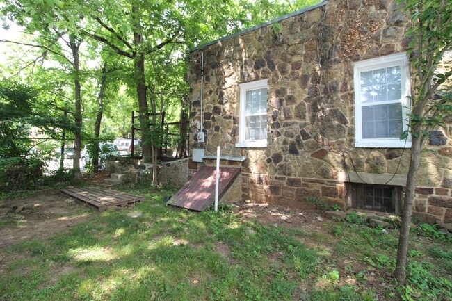 Building Photo - 611 Reagan St