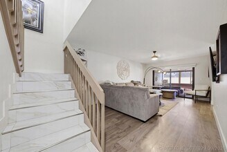 Building Photo - 11014 SW 15th Manor