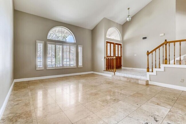 Building Photo - HUGE HOME With SPARKLING POOL in South Sho...