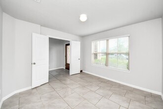Building Photo - 18319 Pin Oak Lake Dr