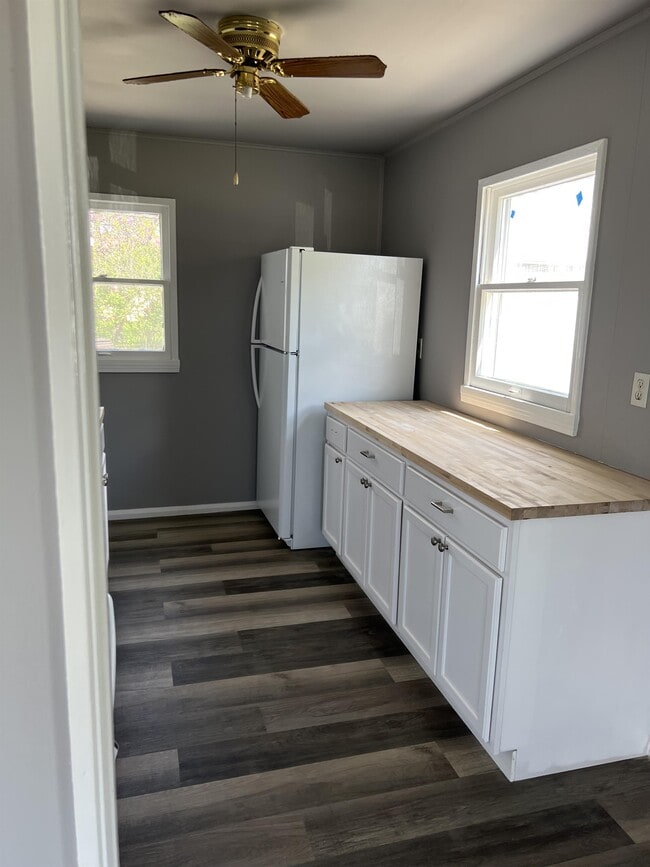 Building Photo - 619 W Lakewood Ave