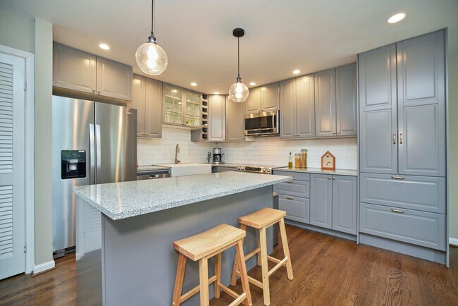 Foto del edificio - Stunning 3 Bed 2.5 Bath Townhome In Vibran...