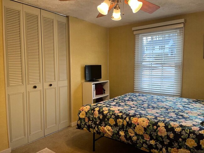 Foto del edificio - 210 Pinehurst Ln