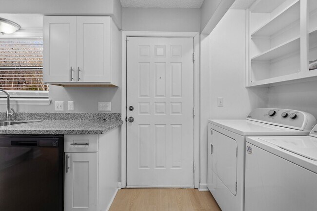 Foto del edificio - Modern 3-Bed, 2.5-Bath Apartment with Granite Kitchen & New Appliances!