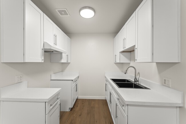 Building Photo - 856 W 84th St