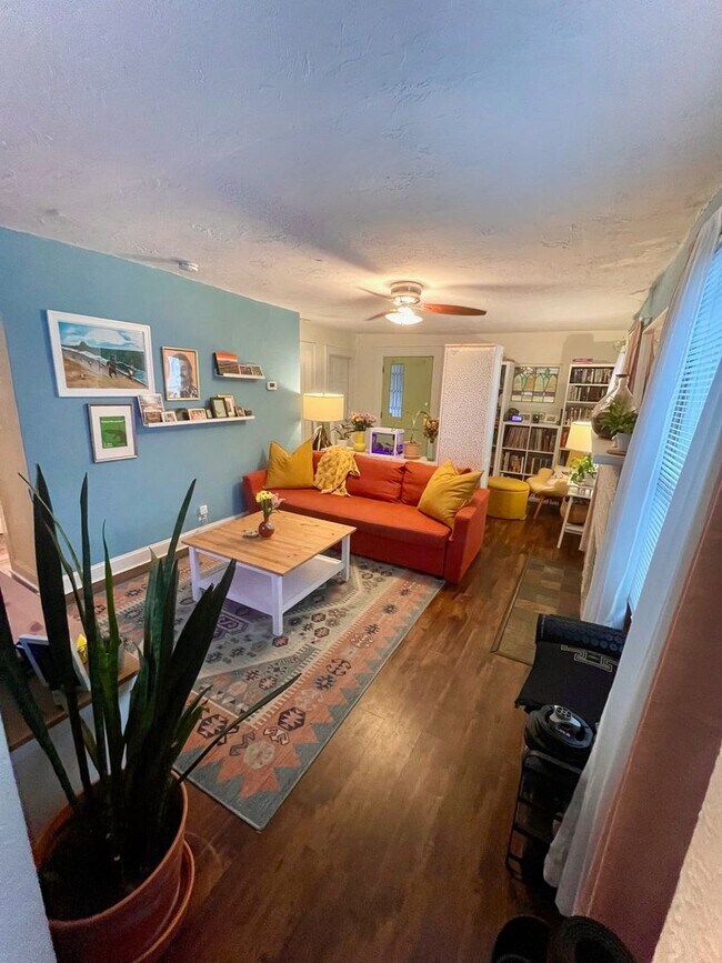 Building Photo - Great 3/1 home just south of Kenwood