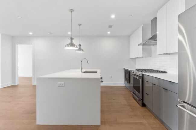 Building Photo - Exciting 2 Bedroom 2 Bath High rise unit i...