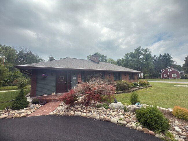 Foto del edificio - Charming 3-Bedroom Home + Bonus Room in Pr...