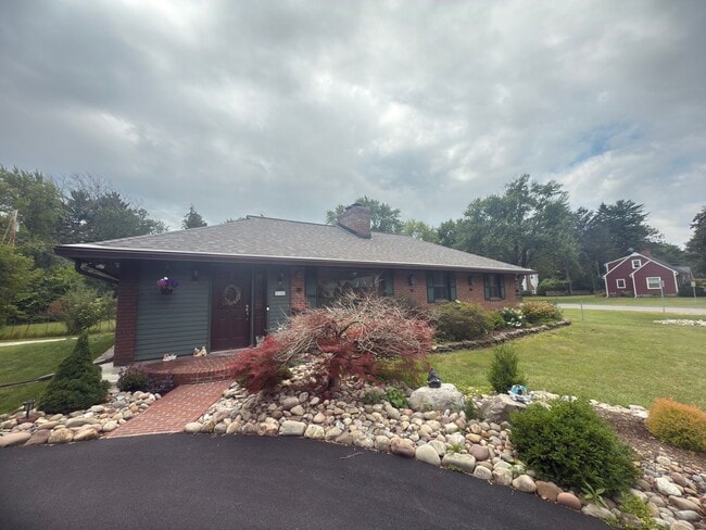 Building Photo - Charming 3-Bedroom Home + Bonus Room in Prime Niskayuna Location!