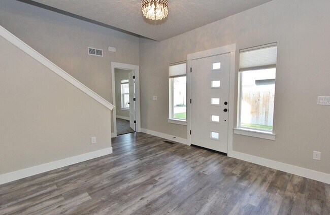 Building Photo - Immaculate North End Home