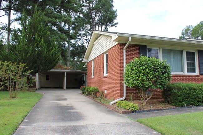 Foto del edificio - 1705 Hillcrest Dr W