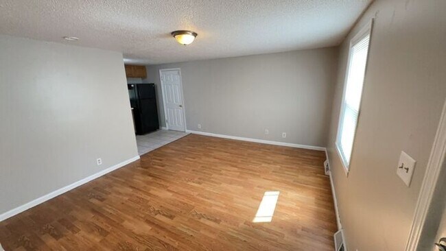 Foto del edificio - Adorable 2 Bedroom, 1 Bathroom in Independ...
