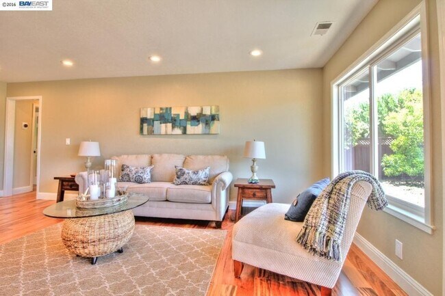 Building Photo - $3,690 / 4 BR - GORGEOUS REMODELED NEWARK ...