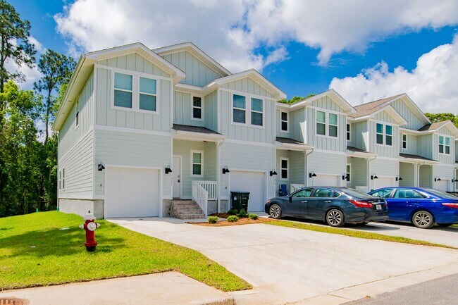 Building Photo - Modern Townhome with Community Pool