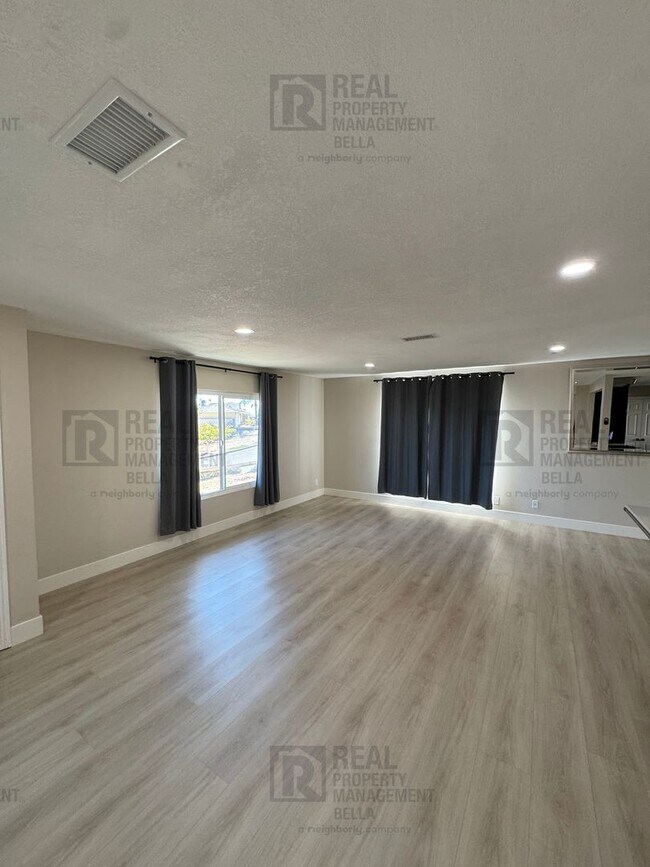 Foto del edificio - Remodeled Single-Story Corner Lot Home wit...