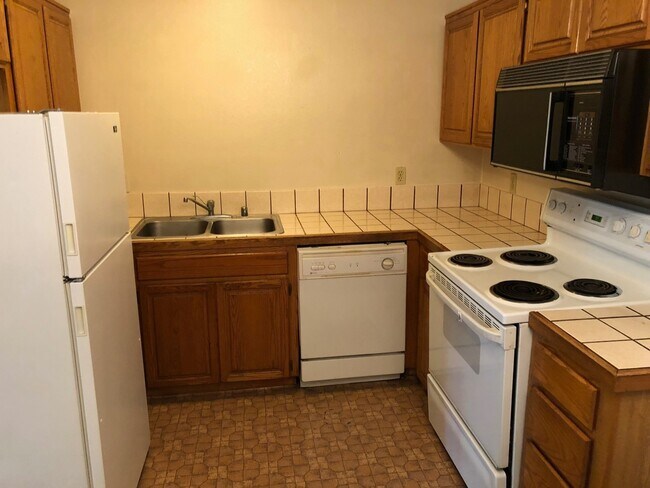 Building Photo - 1410 Selmi Dr