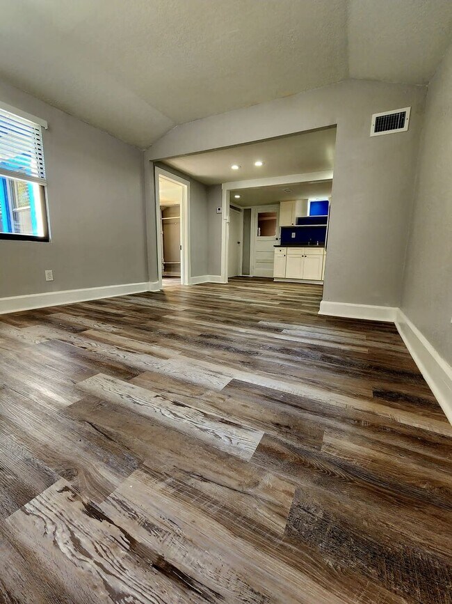 Foto del edificio - Major Renovations in 2023! Charming 2 Beds...