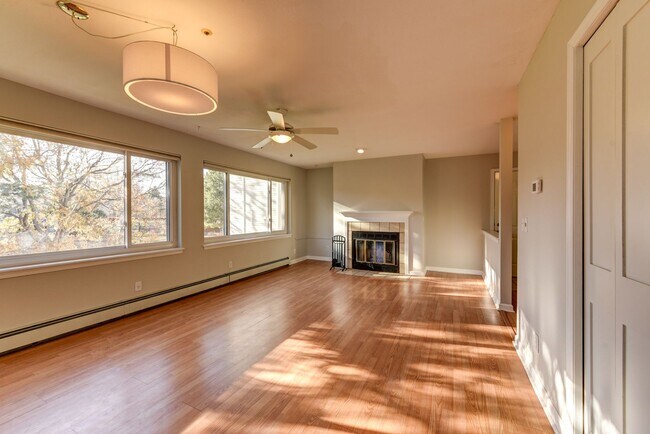 Foto del edificio - 2 Bedroom 2 Bath End Unit Condo with cover...