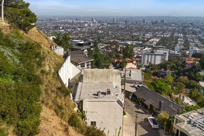 Foto del edificio - 8435 Franklin Ave