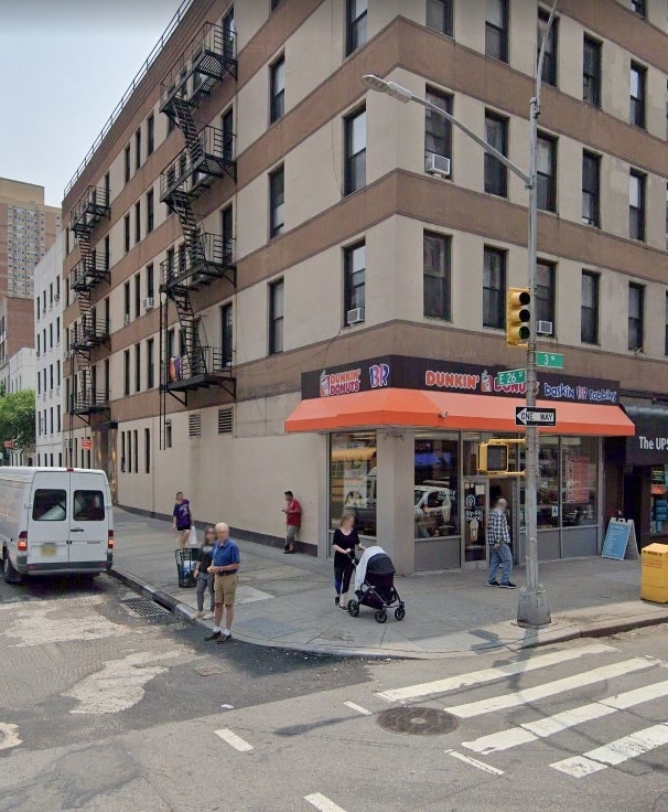 Primary Photo - 200 East 26th Street