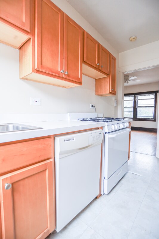 Foto del edificio - 1535 W Cornelia Ave